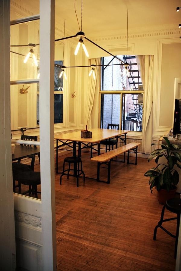 Ambrose House & Cafe - Self Check-In Guesthouse مونتريال المظهر الخارجي الصورة