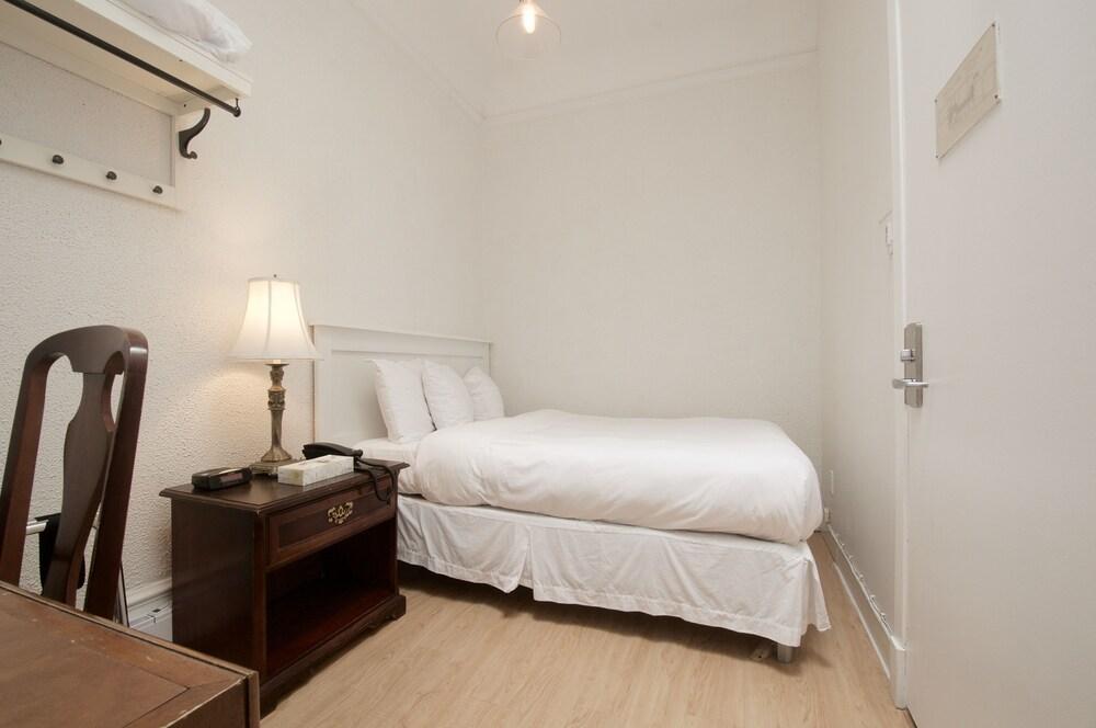 Ambrose House & Cafe - Self Check-In Guesthouse مونتريال المظهر الخارجي الصورة