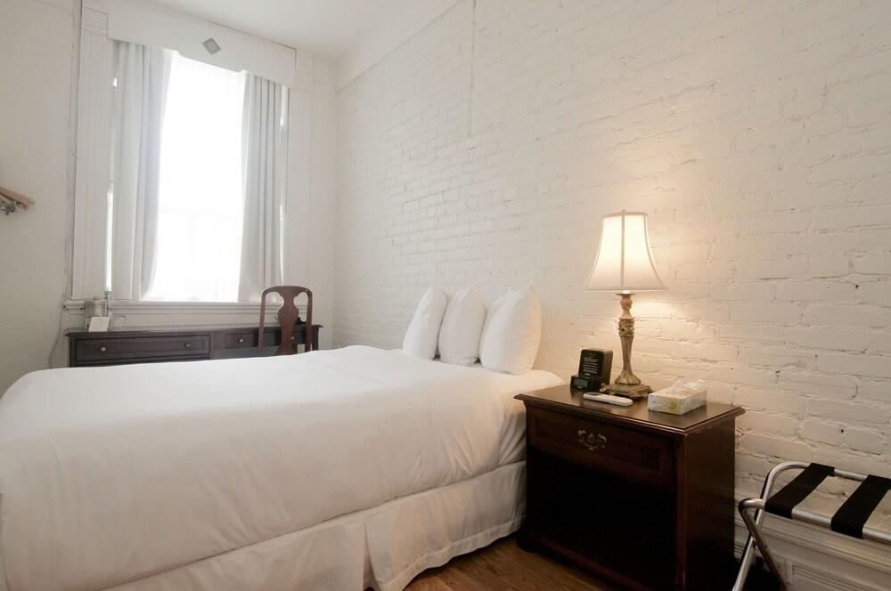 Ambrose House & Cafe - Self Check-In Guesthouse مونتريال المظهر الخارجي الصورة