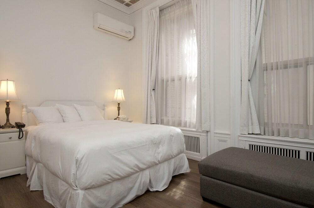 Ambrose House & Cafe - Self Check-In Guesthouse مونتريال المظهر الخارجي الصورة