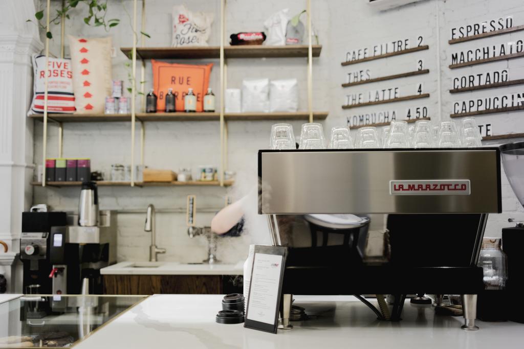 Ambrose House & Cafe - Self Check-In Guesthouse مونتريال المظهر الخارجي الصورة