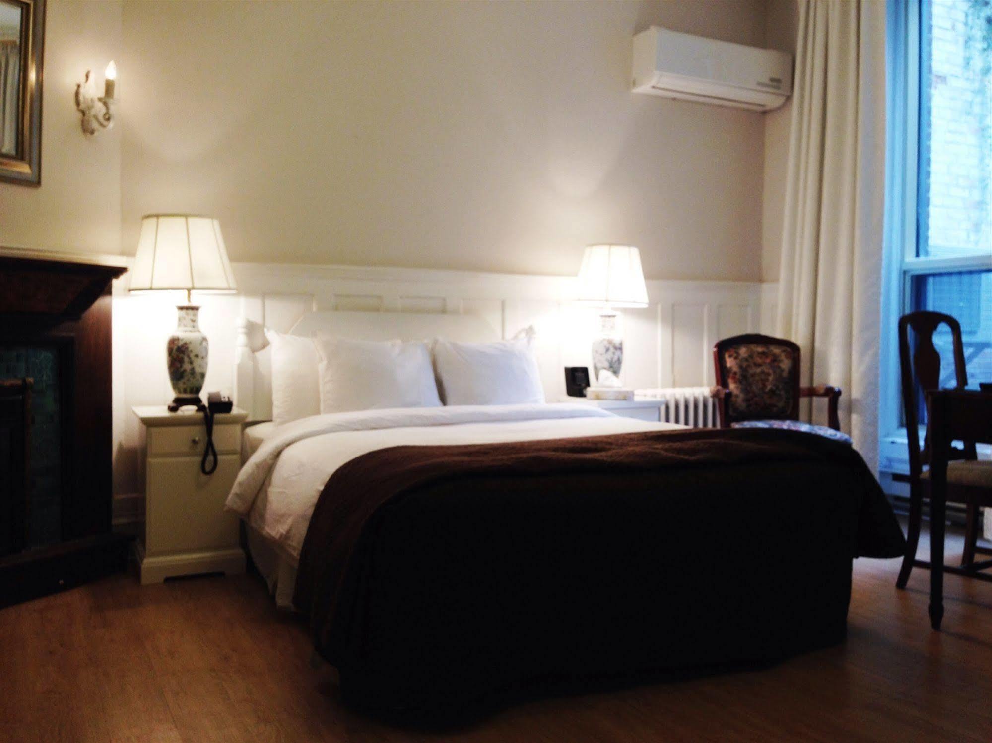 Ambrose House & Cafe - Self Check-In Guesthouse مونتريال المظهر الخارجي الصورة