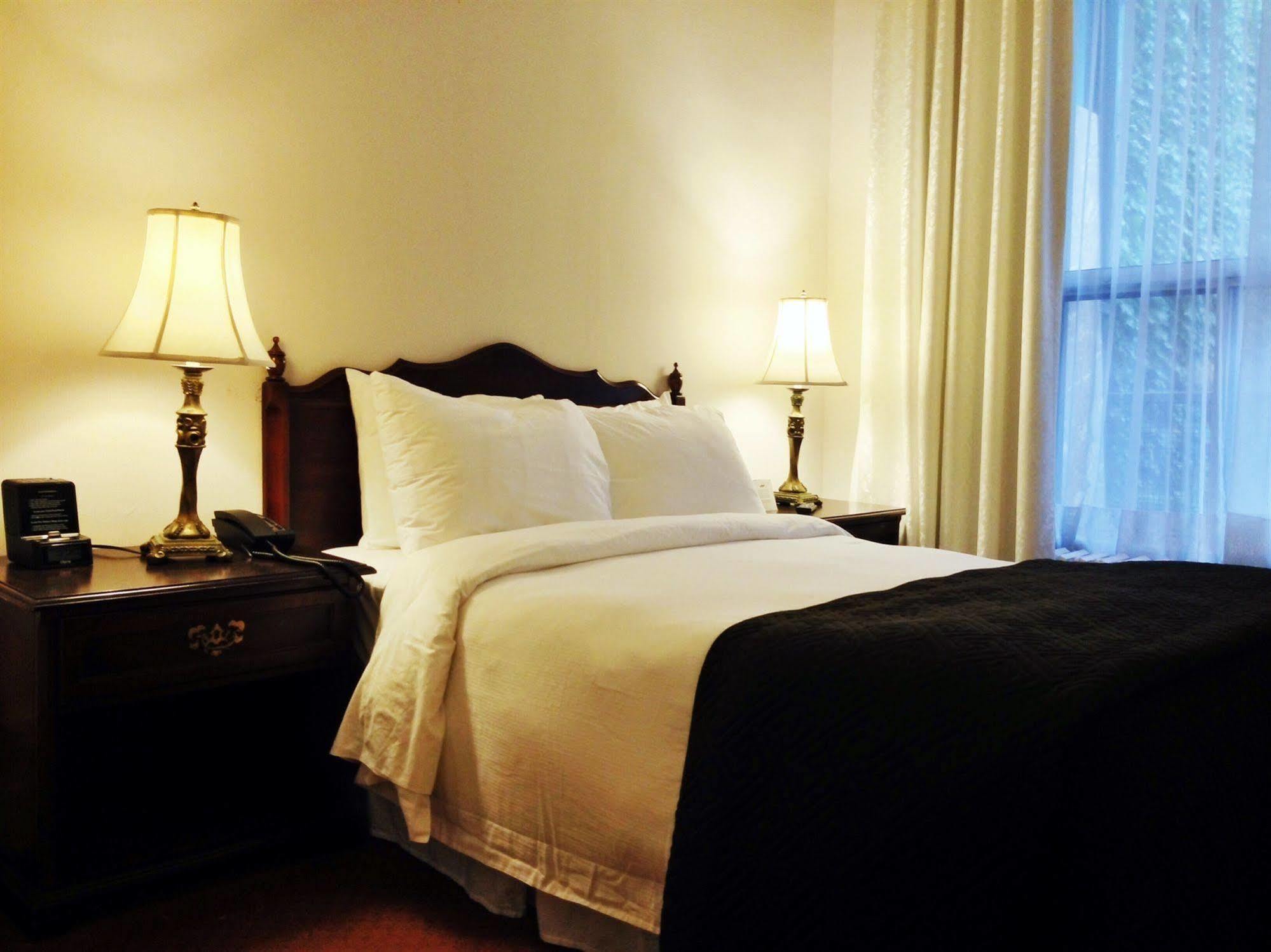 Ambrose House & Cafe - Self Check-In Guesthouse مونتريال المظهر الخارجي الصورة