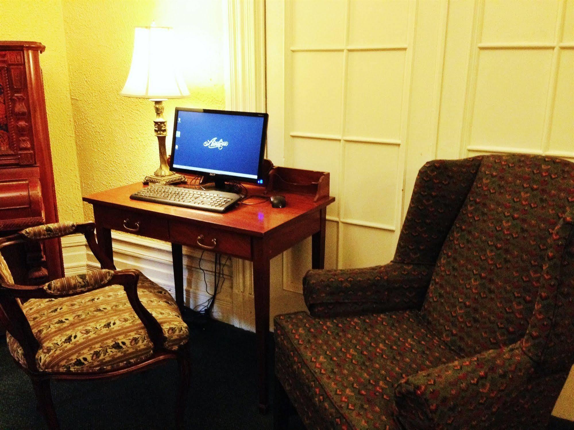 Ambrose House & Cafe - Self Check-In Guesthouse مونتريال المظهر الخارجي الصورة