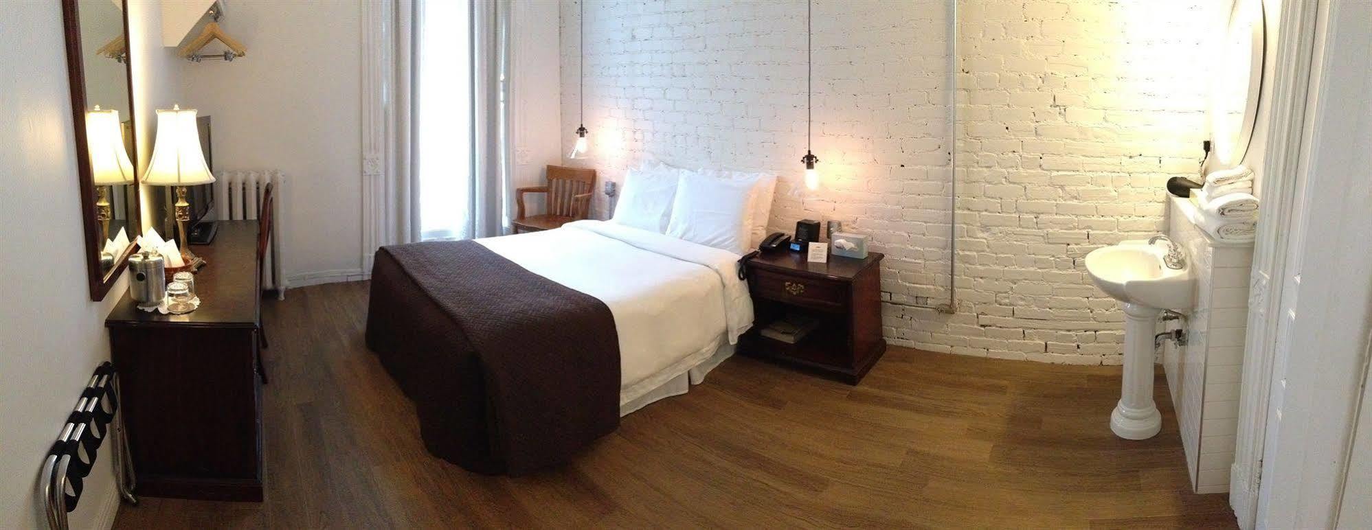 Ambrose House & Cafe - Self Check-In Guesthouse مونتريال المظهر الخارجي الصورة
