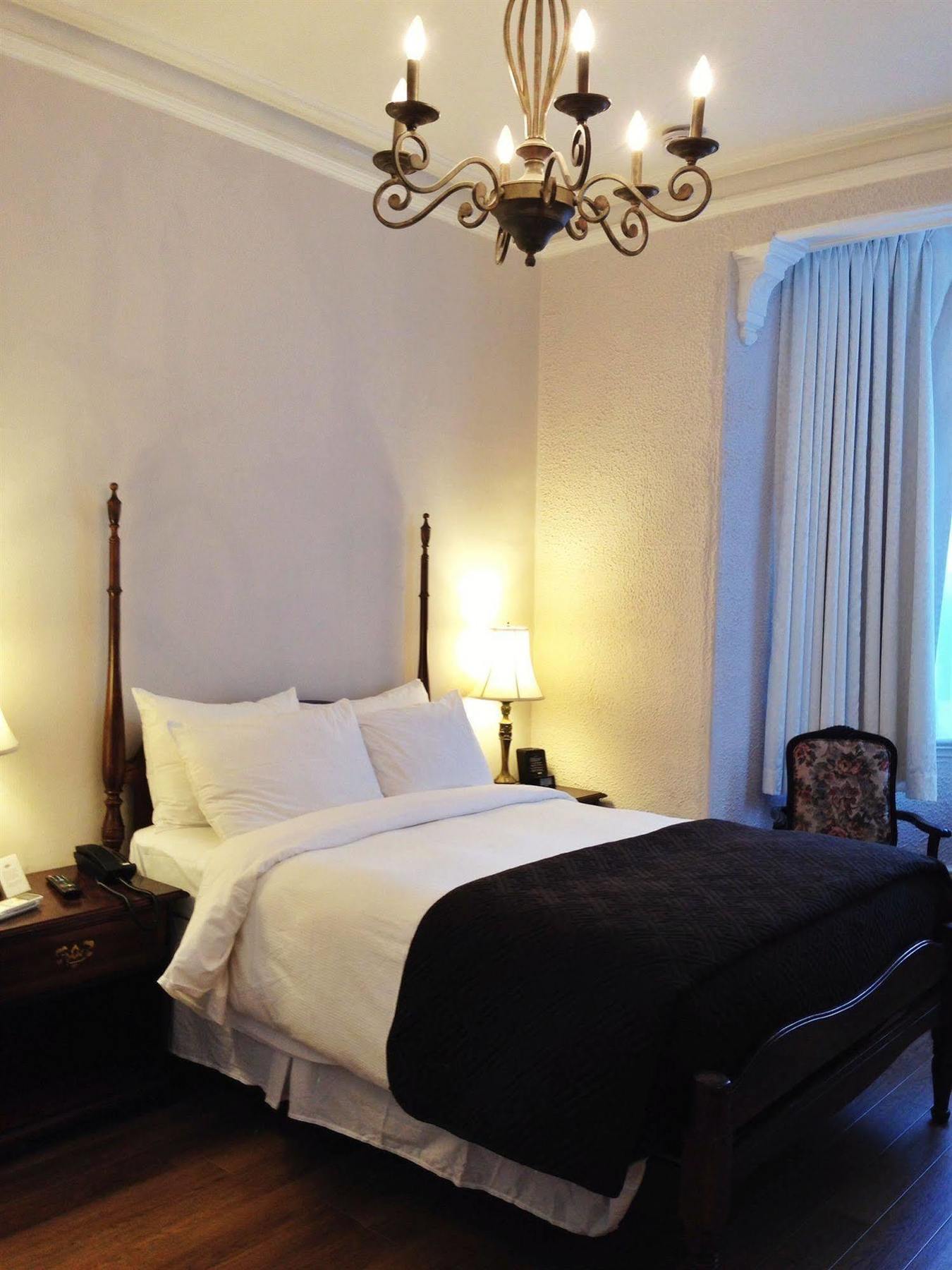 Ambrose House & Cafe - Self Check-In Guesthouse مونتريال المظهر الخارجي الصورة
