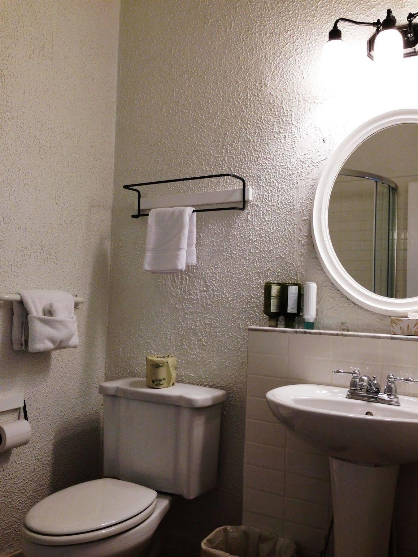 Ambrose House & Cafe - Self Check-In Guesthouse مونتريال المظهر الخارجي الصورة