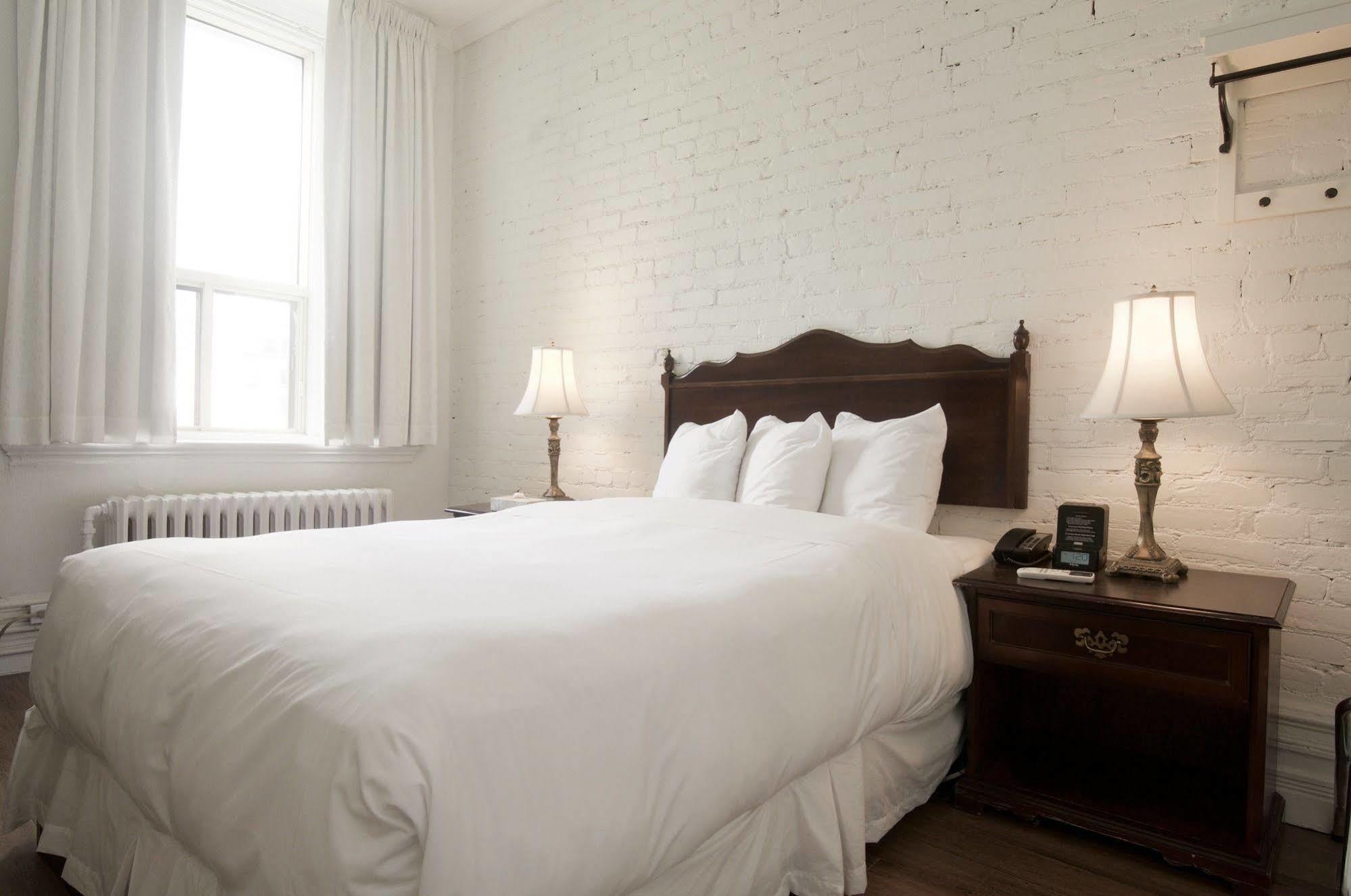 Ambrose House & Cafe - Self Check-In Guesthouse مونتريال المظهر الخارجي الصورة