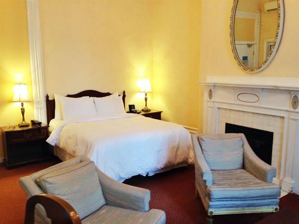 Ambrose House & Cafe - Self Check-In Guesthouse مونتريال المظهر الخارجي الصورة